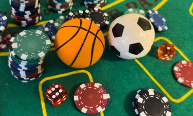 Yeşil masa arkasında poker fişleri ve kartlar. Yüksek kalite fotoğraf