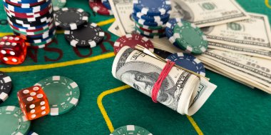 Kumarhane fişleri ve yeşil bir keçeye istiflenmiş zarlar. Yüksek kalite fotoğraf