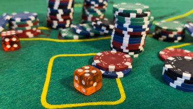 Oyun masasında dramatik ışıklandırmalı poker çipleri. Yüksek kalite fotoğraf