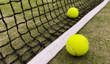 Tenis kortunda tenis topları. Yüksek kalite fotoğraf