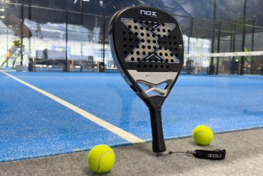 Kyiv, Ukrayna, 29 Eylül 2024 Padel Rachet Nox bir top ile bir padel kort üzerinde. Yüksek kalite fotoğraf