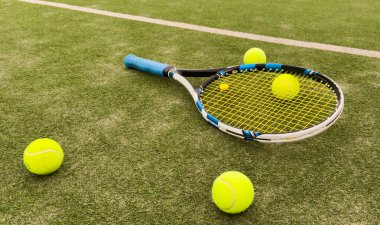 Tenis kortunda tenis topu olan bir tenis raketi. Yüksek kalite fotoğraf
