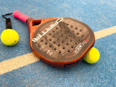 Kyiv, Ukrayna, 2 Eylül 2024 turuncu padel raket ve açık hava sahasında bir top. Padel konsepti. Kürek takımı. Yüksek kalite fotoğraf