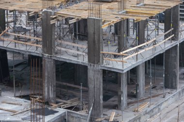 İnşaat vinci konutta. İnşaat alanında inşaat halindeki binalar. Kule vinçleri iş başında. Formawork sırasında turna. Multi Storey Konut Binası inşaatı, hava manzarası. Yüksek kalite fotoğraf