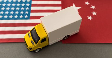 Çin bayrağı taşıyan büyük bir kamyon. İhracat-ithalat kavramı, ulaşım, malların ulusal teslimatı. Yüksek kalite fotoğraf