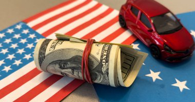 Dolar üzerinden araba, Amerikan bayrağı ve Avrupa Birliği bayrağı. Yüksek kalite fotoğraf