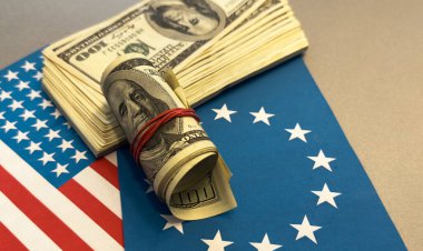 Amerika Birleşik Devletleri bayrağıyla ithalat ticaret vergileri konsepti artırıyor. Ticaret savaşları. Avrupa Birliği bayrağı. Yüksek kalite fotoğraf