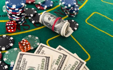 Kumarhane fişleri ve yeşil bir keçeye istiflenmiş zarlar. Yüksek kalite fotoğraf