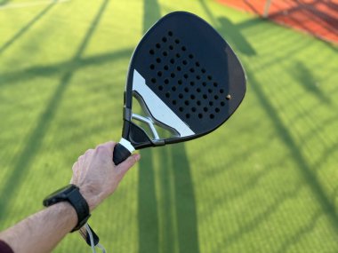 Padel oyuncusu açık alanda maç yapıyor. Yüksek kalite fotoğraf