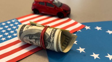 Para ve ABD bayrağı üzerinde araba ve Avrupa Birliği bayrağı, finans satış sigortası konsepti. Yüksek kalite fotoğraf