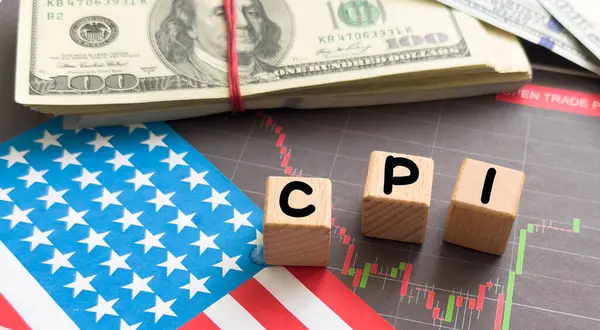 CPI, tüketici fiyat endeksi kavramı. Ahşap blok ve CPI kelimeleri. Mal fiyatları enflasyon ve yükselen enflasyon. Ekonomik büyüme üzerindeki etkisi ilişkiyle ilgili. Yüksek kalite fotoğraf