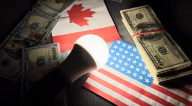 Bayraklar ve para ABD ve Kanada doları. Ülkeler arasındaki ticaret kavramı. Karşılıklı finansal ilişkiler. Yüksek kalite fotoğraf