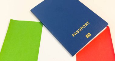  İtalya Bayrağı Pasaportu: Gümrükte Vatandaşlık Kanıtı. Yüksek kalite fotoğraf