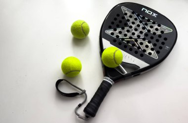Kyiv, Ukrayna, 25 Mart 2025 Padel Rachet Nox ve topları. Yüksek kalite fotoğraf