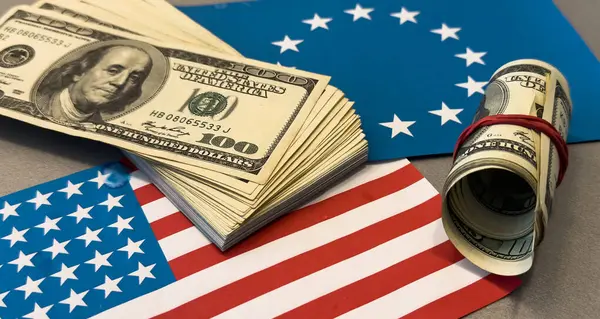 Amerika Birleşik Devletleri bayrağıyla ithalat ticaret vergileri konsepti artırıyor. Ticaret savaşları. Avrupa Birliği bayrağı. Yüksek kalite fotoğraf