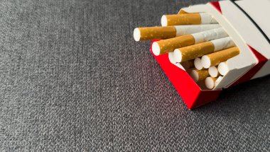 Sigaralar pakette. Sarı filtre. Sağlığa zararlı. Kötü alışkanlık. Masada bir paket sigara. bir paket sigara. Yüksek kalite fotoğraf