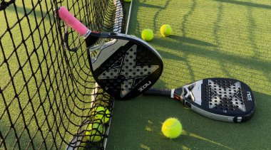 Kyiv, Ukrayna, 25 Mart 2025 Padel raket nox bir top ile bir padel sahada. Yüksek kalite fotoğraf