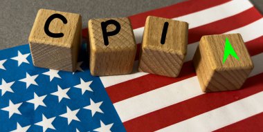 CPI, tüketici fiyat endeksi kavramı. Ahşap blok ve CPI kelimeleri. Mal fiyatları enflasyon ve yükselen enflasyon. Ekonomik büyüme üzerindeki etkisi ilişkiyle ilgili. Yüksek kalite fotoğraf