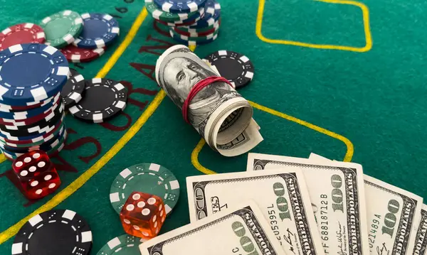 Kumarhane fişleri ve yeşil bir keçeye istiflenmiş zarlar. Yüksek kalite fotoğraf