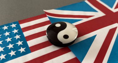 Bayrakların arka planında yin ve yang figürleri var. Yüksek kalite fotoğraf