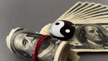  Yin-yang Çin sembolü banknotların üzerinde. Yüksek kalite fotoğraf