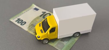 Arka planda izole edilmiş parası olan oyuncak araba kamyonu. Yüksek kalite fotoğraf