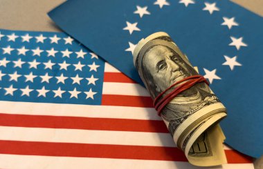 Amerika Birleşik Devletleri bayrağıyla ithalat ticaret vergileri konsepti artırıyor. Ticaret savaşları. Avrupa Birliği bayrağı. Yüksek kalite fotoğraf