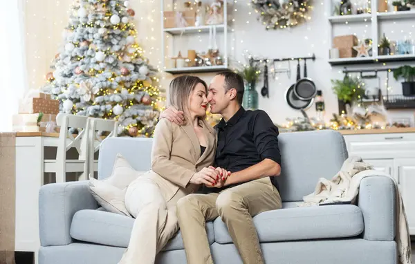 Mutlu bir çift, evde Noel ağacı asarken neşeli bir anı paylaşır. Yüksek kalite fotoğraf