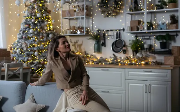 Noel arifesinde mutfakta genç bir kadın. Yüksek kalite fotoğraf