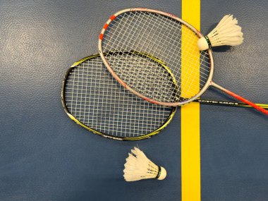 Ukrayna Kyiv, 29 Temmuz 2024. Badminton mekikleri ve raketleri, bir tarlanın köşesine yerleştirilmiş. Yüksek kalite fotoğraf