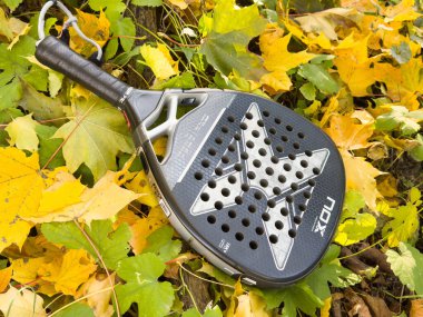 Ukrayna Kyiv, 22 Ekim 2024 padel raket nox ve sarı sonbahar yaprakları. Yüksek kalite fotoğraf