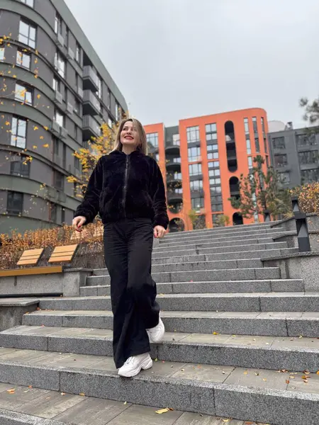 Gülümseyen Kadın Açık Hava Portresi. Sarı saçlı manken şık kıyafetler giyiyor. Sonbaharın moda modası. Yüksek kalite fotoğraf