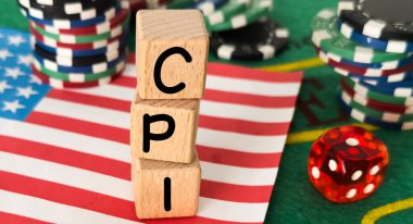 CPI, tüketici fiyat endeksi kavramı. Ahşap blok ve CPI kelimeleri. Mal fiyatları enflasyon ve yükselen enflasyon. Ekonomik büyüme üzerindeki etkisi ilişkiyle ilgili. Yüksek kalite fotoğraf