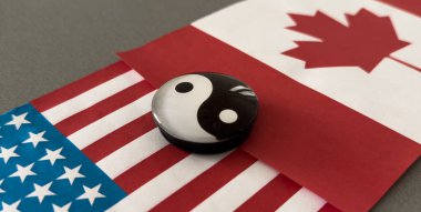 Bayrakların arka planında yin ve yang figürleri var. Yüksek kalite fotoğraf