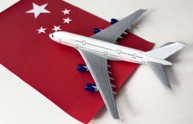 Çin bayrağı ve oyuncak uçak. Uçuş konsepti. Yüksek kalite fotoğraf