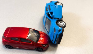 Beyaz arka planda iki oyuncak araba kazası, kaza, trafik kazası. Üst Manzara. Yüksek kalite fotoğraf