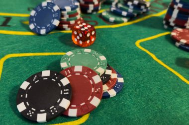 Kumarhane çipleri ve zar manzarası. Yüksek kalite fotoğraf