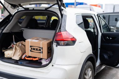 Kiev, Ukrayna - 27 Mayıs 2021: Ikea kutusu IKEA mağazasının önündeki arabanın bagajında
