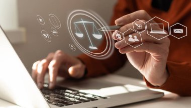 İkona hukuku hukuki adalet. Hukuk sektörü ve adalet pankartı. Akıllı gri arkaplan üzerinde mahkeme, ölçek ve adalet sembolleri ve kopyalama alanı olan modern düz küp blok tasarımı