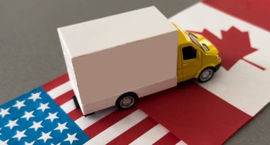 Arka kapağında ABD bayrağı tasvir edilmiş bir kamyon beyaz bir arka plana çarpıyor. İhracat-ithalat kavramı, ulaşım, malların ulusal teslimatı. Yüksek kalite fotoğraf