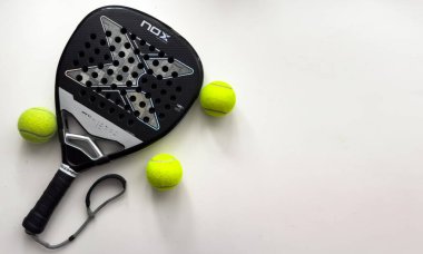 Kyiv, Ukrayna, 25 Mart 2025 Padel Rachet Nox ve topları. Yüksek kalite fotoğraf