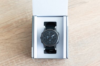 Kyiv, Ukrayna - 29 Eylül. 2023: fotoğraf Garmin Fenix spor saati. Açık hava ve kapalı mekan sporları için fitness eğitimi veren akıllı çoklu spor GPS saati. Yüksek kalite fotoğraf