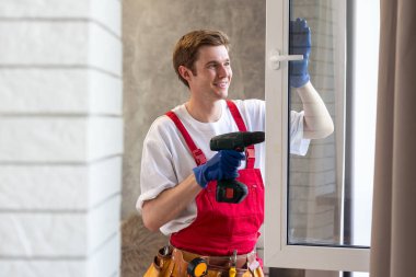 İnşaat işçisi eve pencere kuruyor