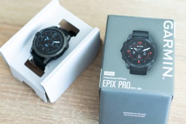 Kyiv, Ukrayna - 29 Eylül. 2023: fotoğraf Garmin Fenix spor saati. Açık hava ve kapalı mekan sporları için fitness eğitimi veren akıllı çoklu spor GPS saati. Yüksek kalite fotoğraf
