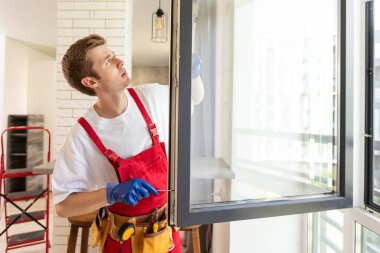 Yeni dairenin camlarını tamir eden bir tamirci