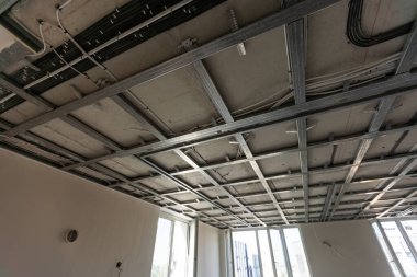 Çerçevenin altına monte edilmiş tavan. Yüksek kalite fotoğraf