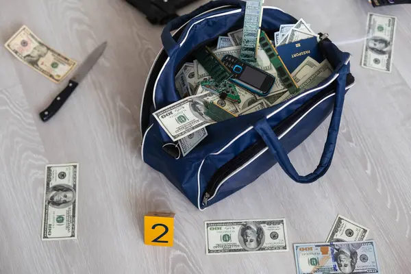 Silah ve uyuşturucu kavramı. Kokain paketleri, uyuşturucu torbaları ve kurşunlu silah. Narkotik sokak dağıtımı. Yüksek kalite fotoğraf