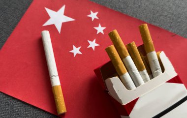 Sigara ve Çin bayrağı. Çin 'de sigara sorunu. Tütün hukuku. Tütün kontrolü. Yüksek kalite fotoğraf