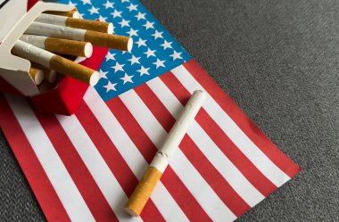  Amerikan bayrağının arka planında bir sigara. Amerika 'da nikotin bağımlılığı sorunu kavramı. Yüksek kalite fotoğraf