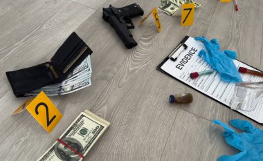 Suç mahalli, fiziksel kanıt. Silah kelepçeleri, para, karanlık bir geçmişi olan bir dolar. Yüksek kalite fotoğraf